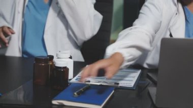 Ofiste tablet bilgisayarla çalışan doktorlar