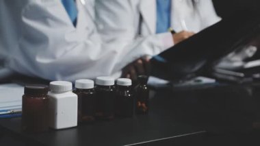 Tıp hastanesinde çalışan doktor.