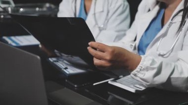 Laptop ve tabletli doktor