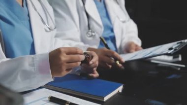 Doktor panoya yazı yazıyor.