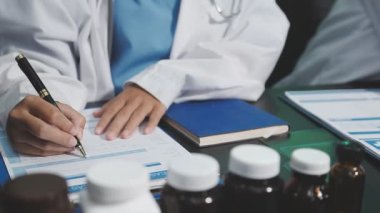Doktor hastanede çalışıyor.