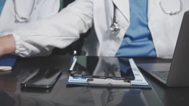 Bilgisayarla çalışan bir tıp doktoru.