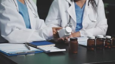 Hastanede çalışan tıbbi ekip. Doktor hastanede çalışıyor..