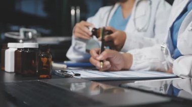 Ofiste çalışan kadın doktor.
