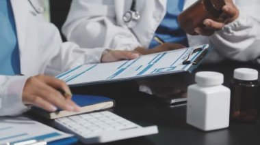 Tıp kliniğinde reçete yazan doktor