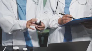 Doktorlar hastanede birlikte çalışıyorlar.