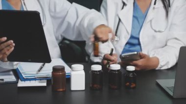 Paltolu doktor elinde tablet, ilaç ve tıbbi konsept tutuyor..