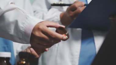 Doktor elinde ilaç hapları tutuyor.