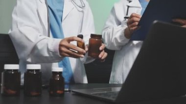 Doktor elinde bir tablet tutuyor.