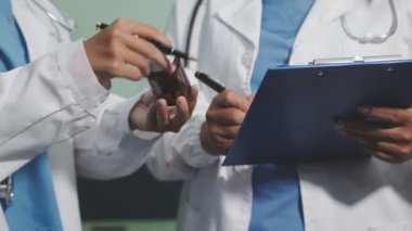 Doktorlar steteskopu hastanede tutuyorlar.