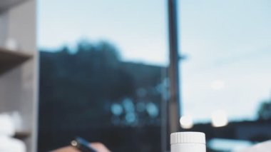 Doktor hastanedeki röntgen filmini inceliyor.