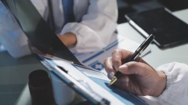 işadamı tablet ile çalışma