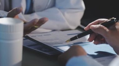 Doktor hastanede doktorla çalışıyor..