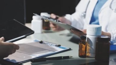 Tıbbi ofisinde çalışan doktor