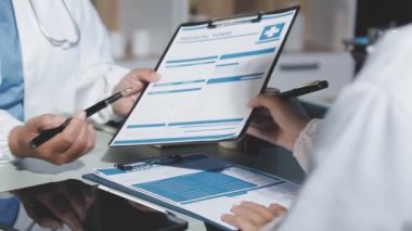 Klinikte doktor panoya yazı yazıyor.