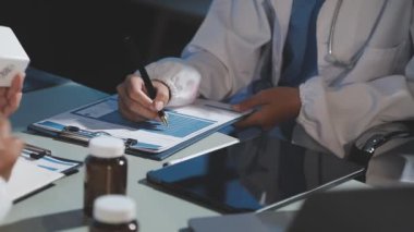 ofiste çalışan doktor