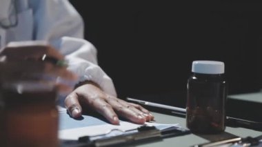 Kapalı - hastanede tablet kullanan kadın doktor.