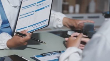 Doktor ofisteki panoya notlar yazıyor.