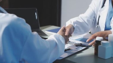 Ofiste çalışan doktor ve hasta