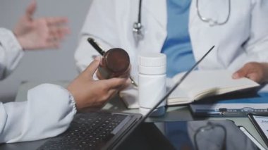 Doktor klinikte çalışıyor.