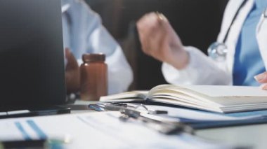 Kapat. Ofis masasında çalışan bir doktor..