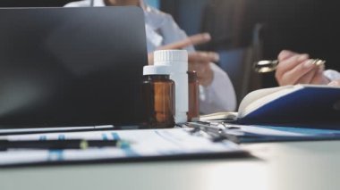 tıbbi doktor ofisinde çalışan