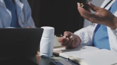 Doktor ilaç ve ilaç tutuyor.