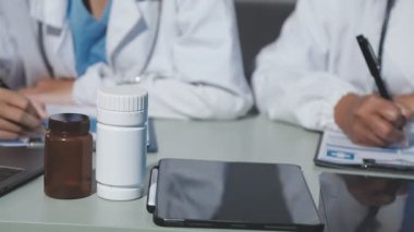 Doktor bilgisayar ve tıbbi reçeteyle çalışıyor.