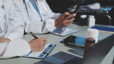 Doktor hastane ofisinde dizüstü bilgisayarla çalışıyor..