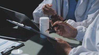 Doktor kalemle tahtaya yazı yazıyor.