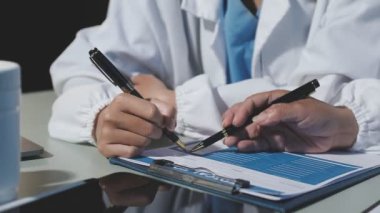 Doktor ofisteki panoya yazı yazıyor.