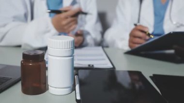 Doktor el yazısını ofisteki bir panoya yazdı..