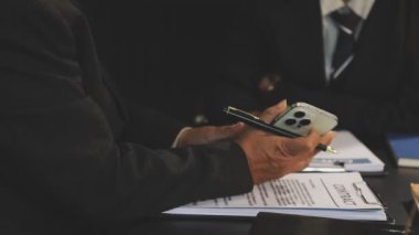 Elinde belgelerle ofiste bir işadamı