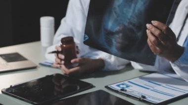 Hastanede bilgisayarla çalışan doktor, sağlık hizmetleri ve tıbbi konsept