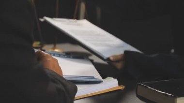 İş adamı bir belge imzalıyor