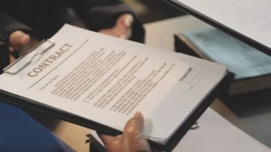 İş adamı belgeyle sözleşme imzaladı
