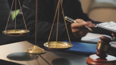 Yargıç tokmak ve hukuk kitapları