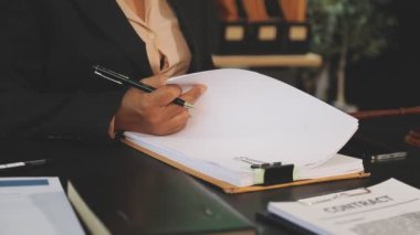 Avukat belge üzerinde çalışıyor