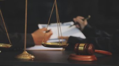 Avukat ya da yargıç tokmak ve yargıç büroda belgelerle çalışıyorlar. Avukat ya da yargıç mahkeme salonunda çalışıyor. Hukuk ve adalet kavramı.