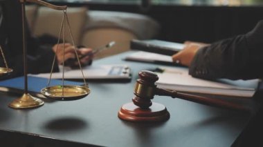 Ofisteki avukat ve yargıç Gavin.