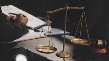 Yargıç Tokmak, adalet terazisi, avukat ve hakim.