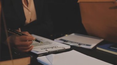 İş adamının kağıda yazma görüntüsünü kapat