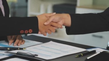 Modern ofiste tokalaşırken işadamları.