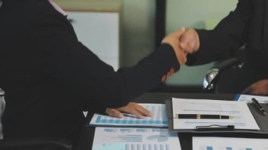 İşadamları anlaşma yapmak için sözleşme imzalıyorlar..