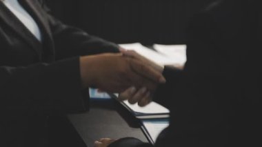 İş adamları el sıkışıyor, toplantıyı bitiriyor..