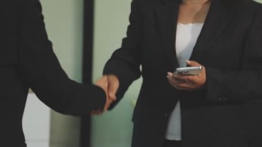 İş kadını iş arkadaşlarıyla tokalaşıyor