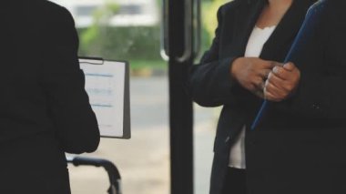 Panosu ve belgesi olan iş kadını