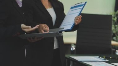 Ofiste tablet kullanan iş kadını