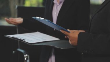 İş adamları yeni fikirleri tartışıyor ve ofiste çalışıyorlar.