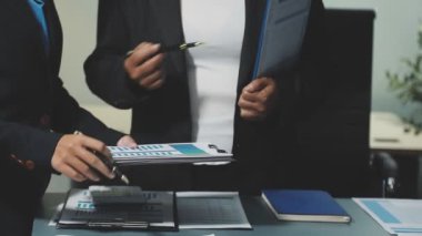 İş adamları el sıkışıyor, toplantıyı bitiriyor.